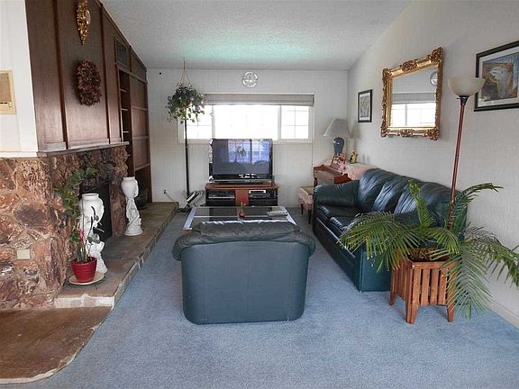 3rd image of 6 W Lake Ct