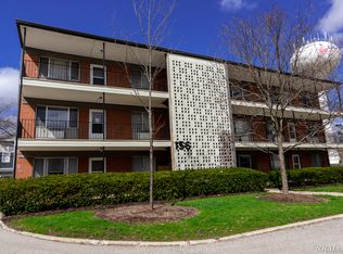 156 E Cook Ave APT 9, Libertyville, IL 60048