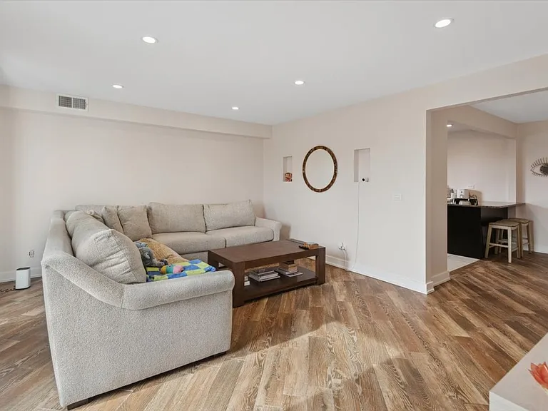 6534 W Montrose Ave #3W — Photo 5
