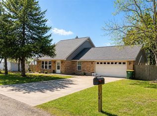 104 Cedar Creek Dr, Groesbeck, TX 76642