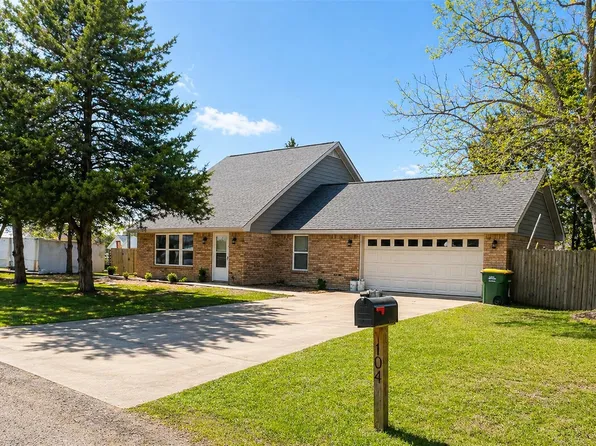 104 Cedar Creek Dr, Groesbeck, TX 76642