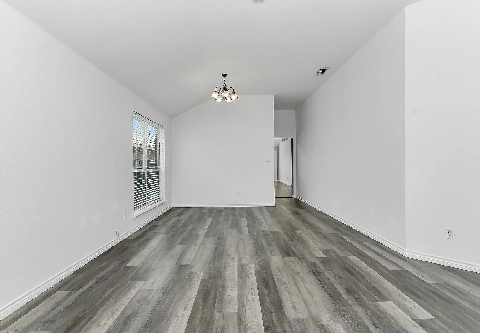 4 bed, 2.0 bath, 1854 sqft, $2,950 — Photo 4
