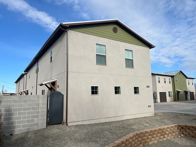 2 Bed Contemporary Town Homes in Fantastic North Valley Community — Photo 12