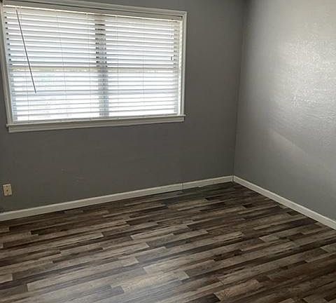 3rd image of 2106 Miriam Ln