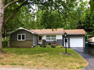 7 Meadowbrook Ter, Corfu, NY 14036