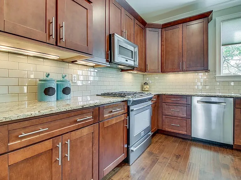 823 Knox Ave — Photo 9
