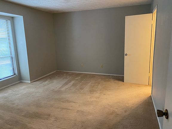 4th image of 715 Tuxworth Cir #715
