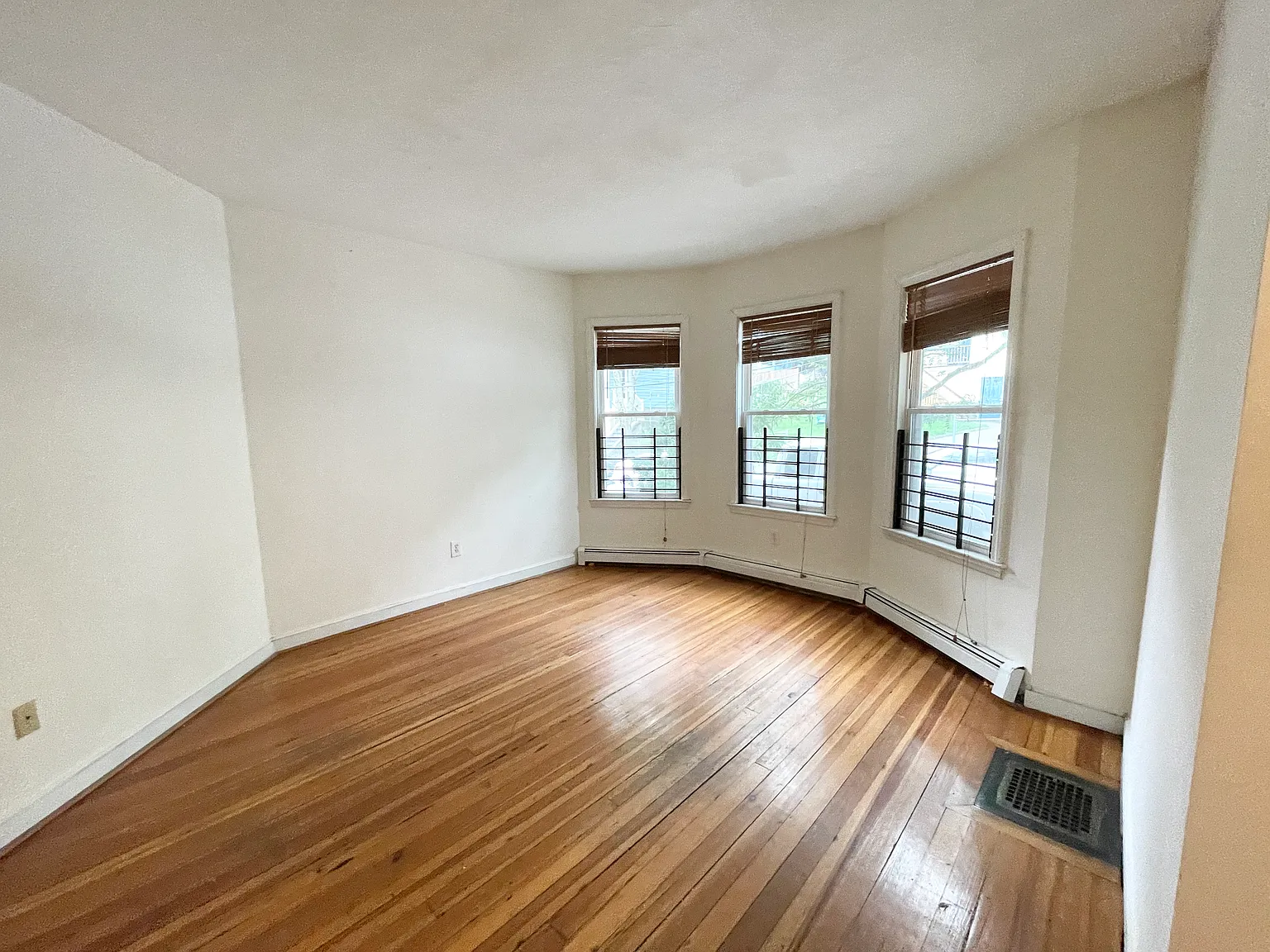 3 bed, 1.5 bath, 1200 sqft, $4,500 — Photo 2