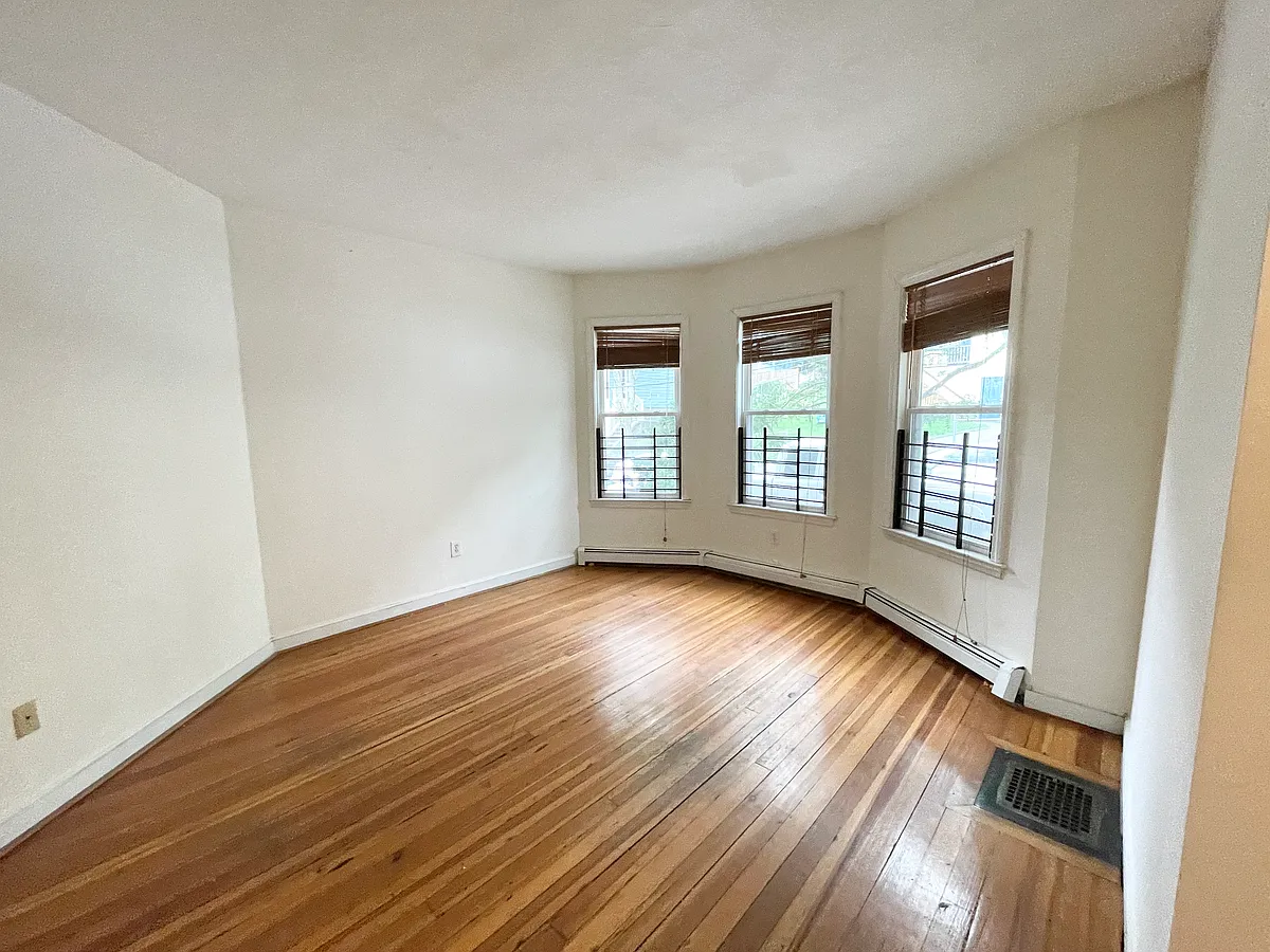 Building Photo - 7 Iroquois St #4L