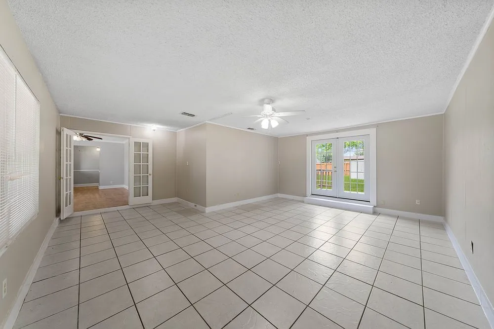 Charming 4-Bed Home with Fenced Yard and Private Patio in San Antonio 7422 Stonehouse Dr — Photo 4