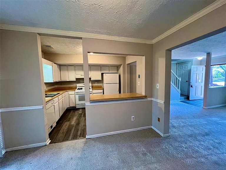 685 Redland Dr — Photo 3
