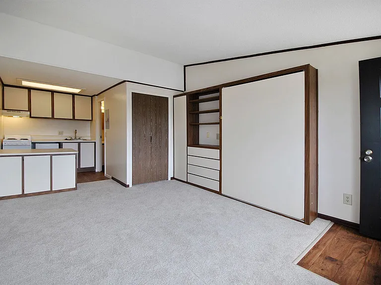 Surrey Park Apartments — Photo 6