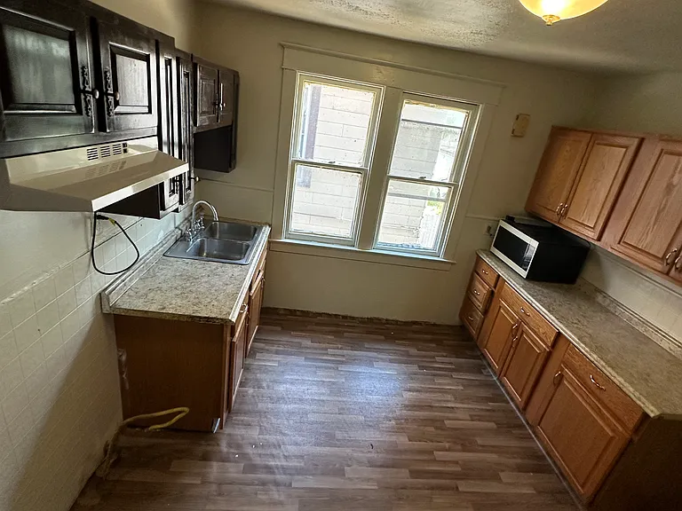 554 Tonawanda St — Photo 4