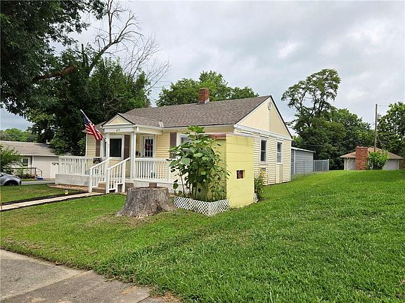 4th image of 403 E 6th St