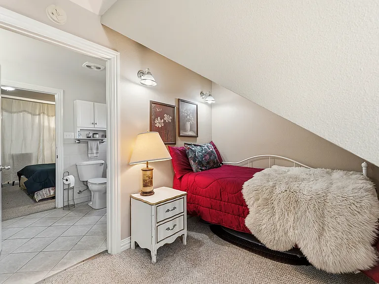 2720 Oates Dr — Photo 4