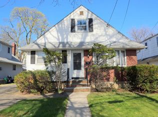 100 S 11th St, New Hyde Park, NY 11040