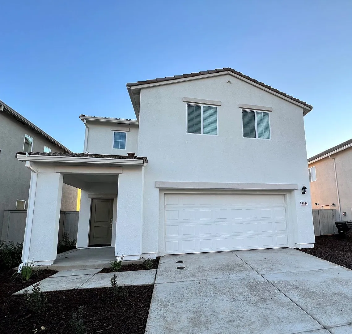 4 Bedrooms in West Roseville Available NOW — Photo 1