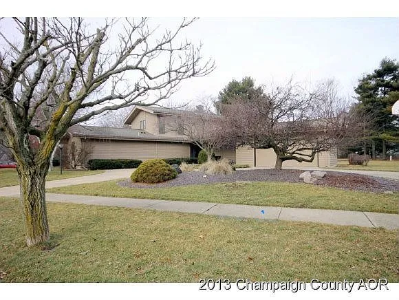 212 E Sherwin Dr photo 1