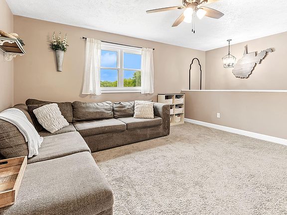 5th image of 2299 Meadows Dr
