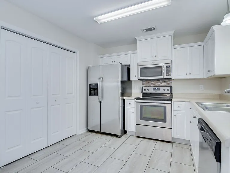 703 Sycamore Ct — Photo 12