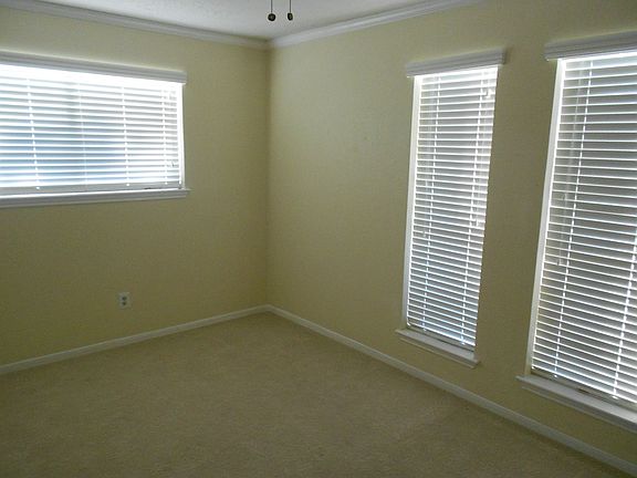 5th image of 2826 Colony Dr