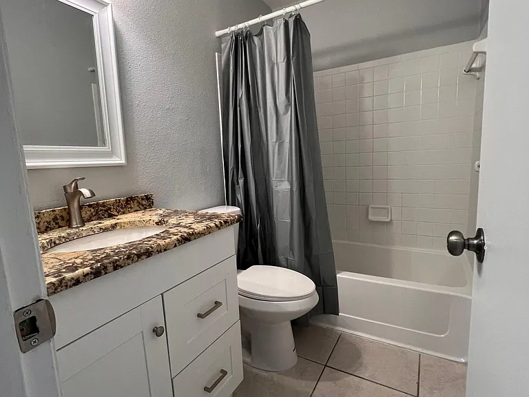 1111 Flagami Rd SE — Photo 1