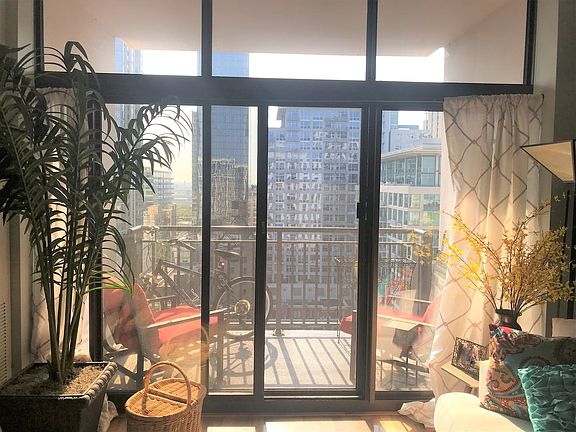 5th image of 1322 S Prairie Ave Unit 1505