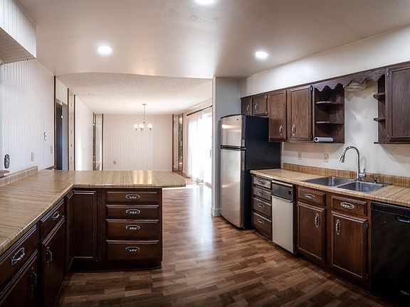 3rd image of 1800 Circle Rd