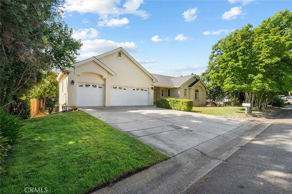 735 Royal Oaks Dr photo 1