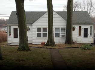 3855 Oak Knoll Rd, Waterford, MI 48328