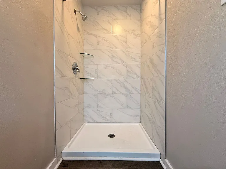 810 Glencrest Ln — Photo 17
