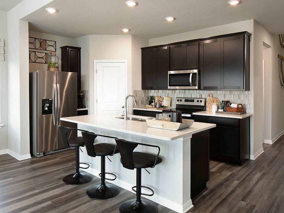 Entertaining is a breeze in the Royal s beautiful, open kitchen.