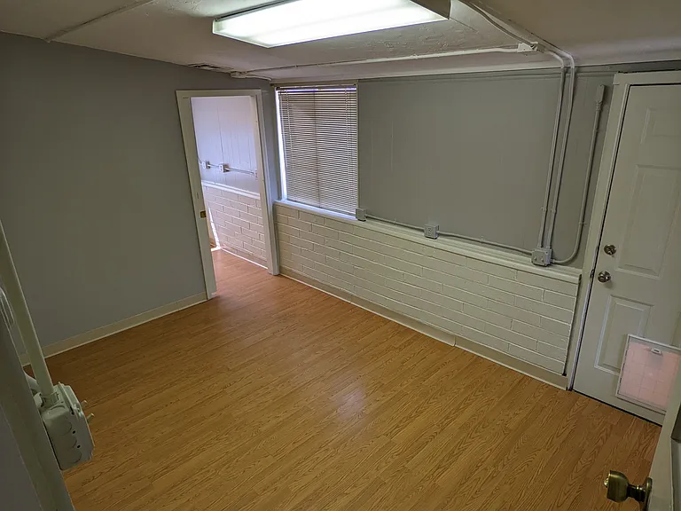 810 E Moeller St — Photo 10