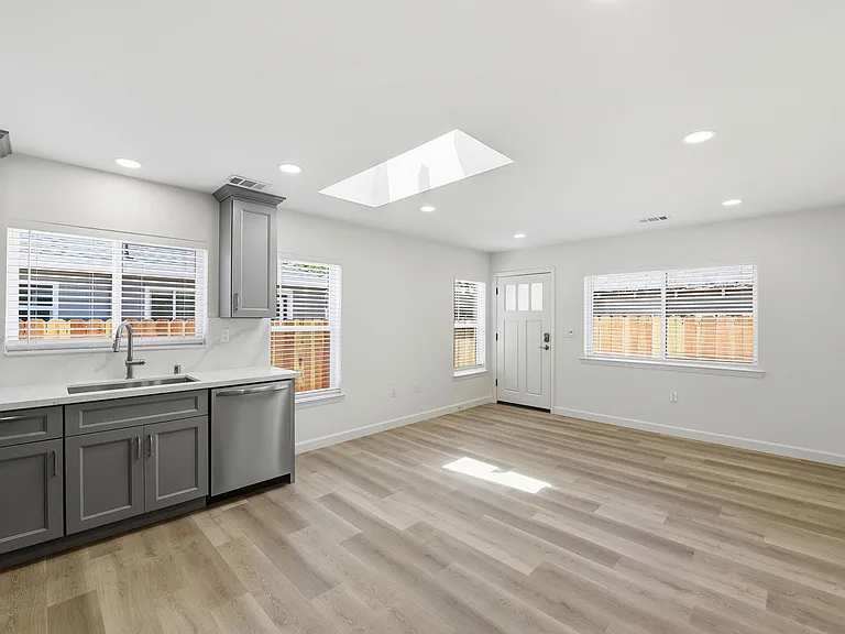 447 Alviso St — Photo 11