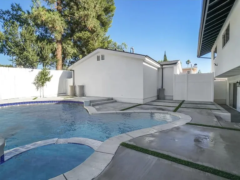 11044 Whitegate Ave — Photo 2