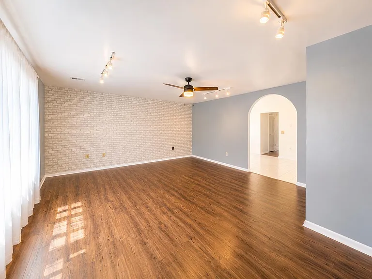 97 Oak St #2 — Photo 3