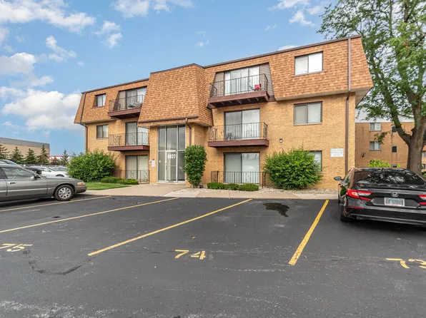 4827 W 109th St APT 203, Oak Lawn, IL 60453