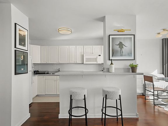 3rd image of 3900 N Lake Shore Dr APT 16D
