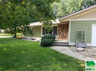 748 4th Street Cir SE, Sioux Center, IA 51250