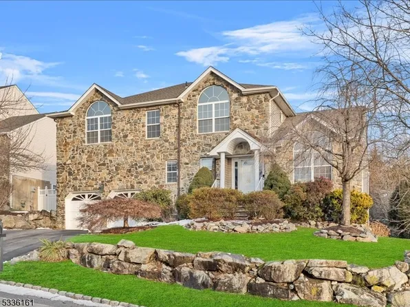 30 Elinora Dr, Wanaque Boro, NJ 07465