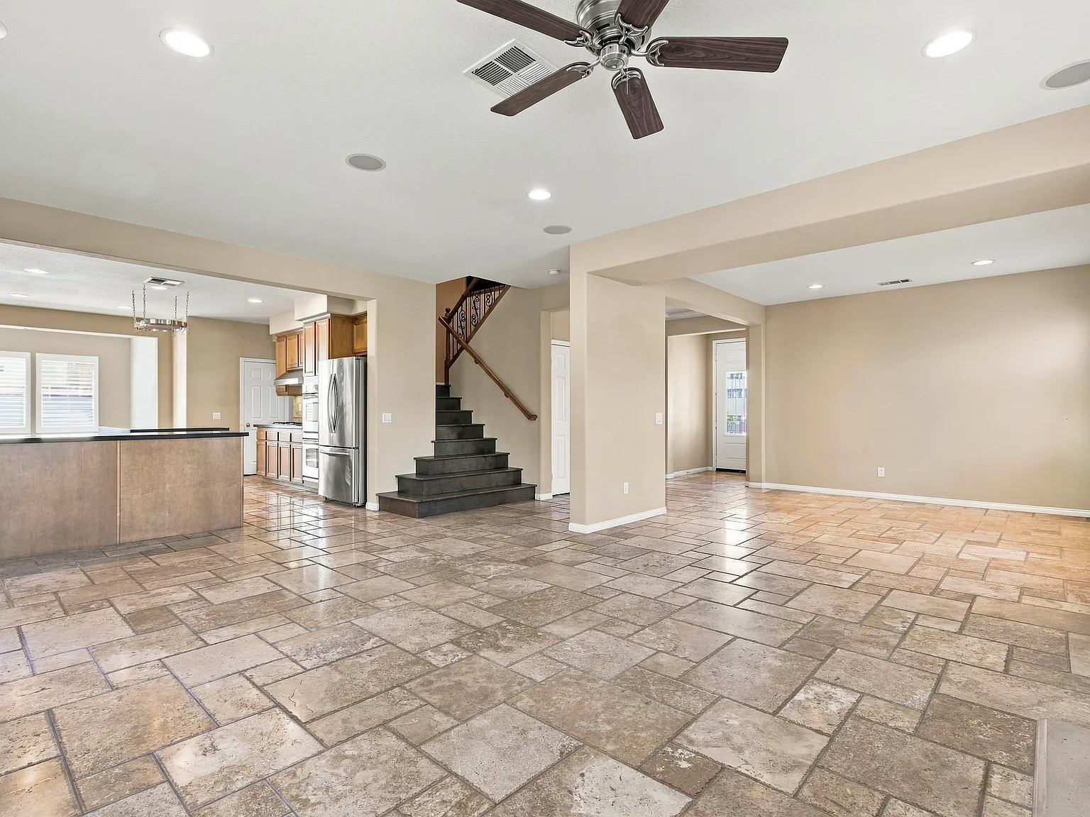 4 bed, 3478 sqft, $4,400 — Photo 2