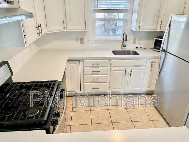 1311 E Monroe St — Photo 16