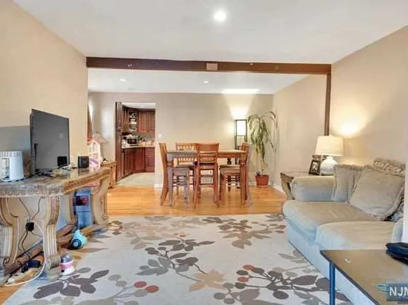 226 7th St Floor 1, Palisades Park, NJ 07650