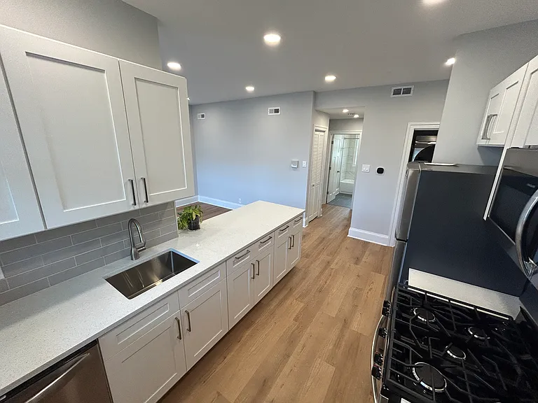 1303 W Roscoe St #2 — Photo 2