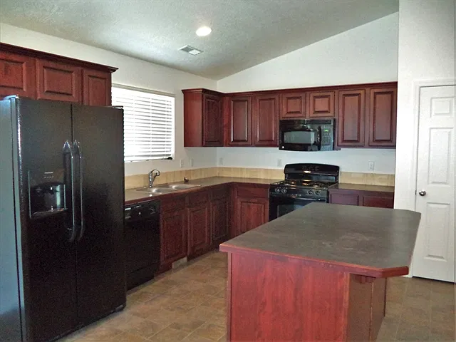 3 bed, 2.0 bath, 1470 sqft, $2,435 — Photo 2
