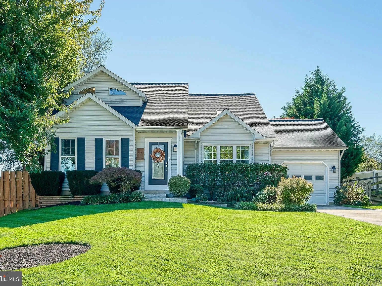 3 bed, 2.5 bath, 1741 sqft, $2,995 — Photo 3