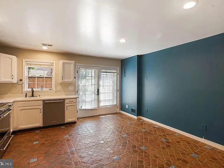 1225 Michigan Ct — Photo 15