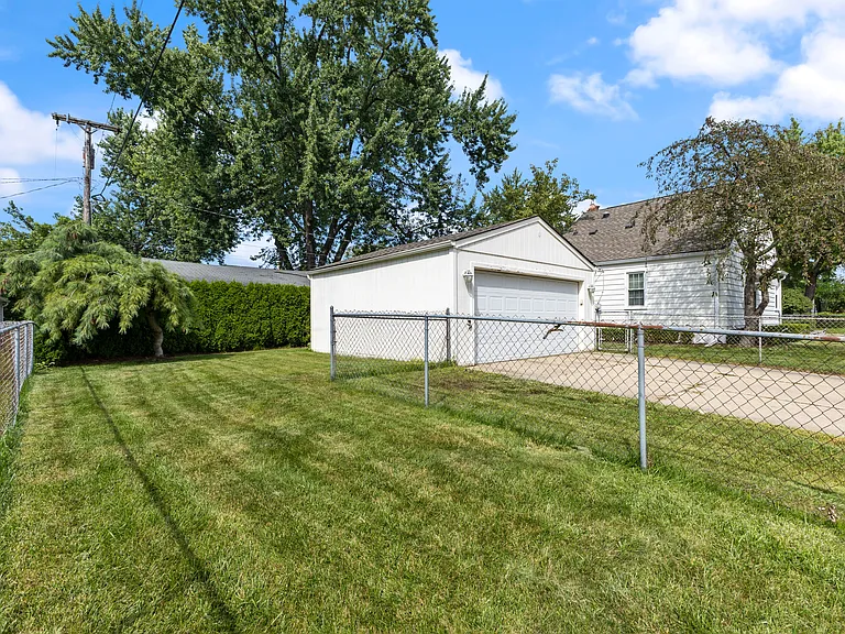 2615 Kenmore Rd — Photo 17