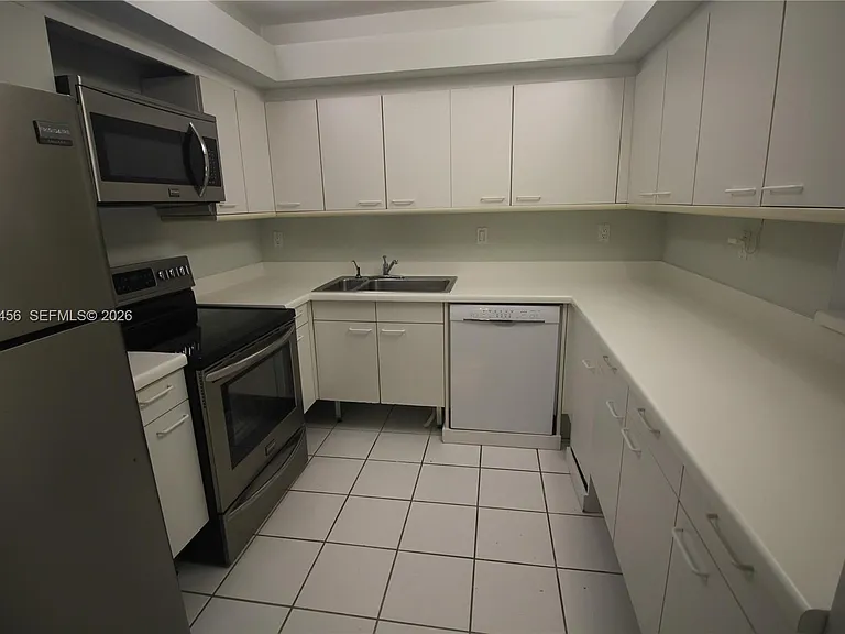 441 Valencia Ave #202 — Photo 8