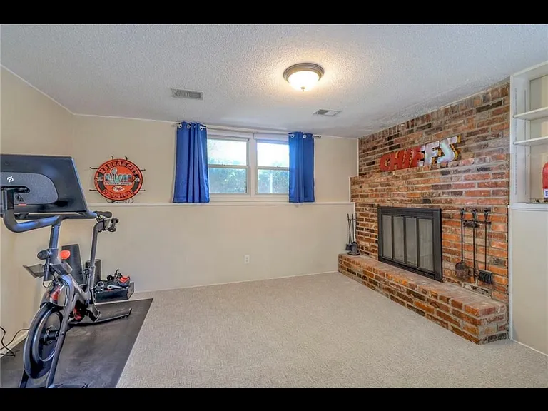 9110 Farley Ln — Photo 11